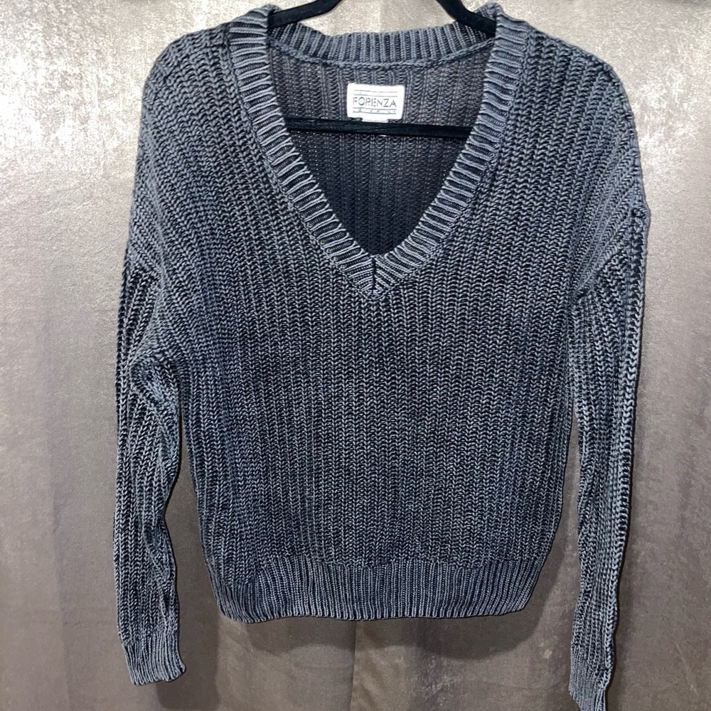 Forenza grey black sweater in xs runs pretty big